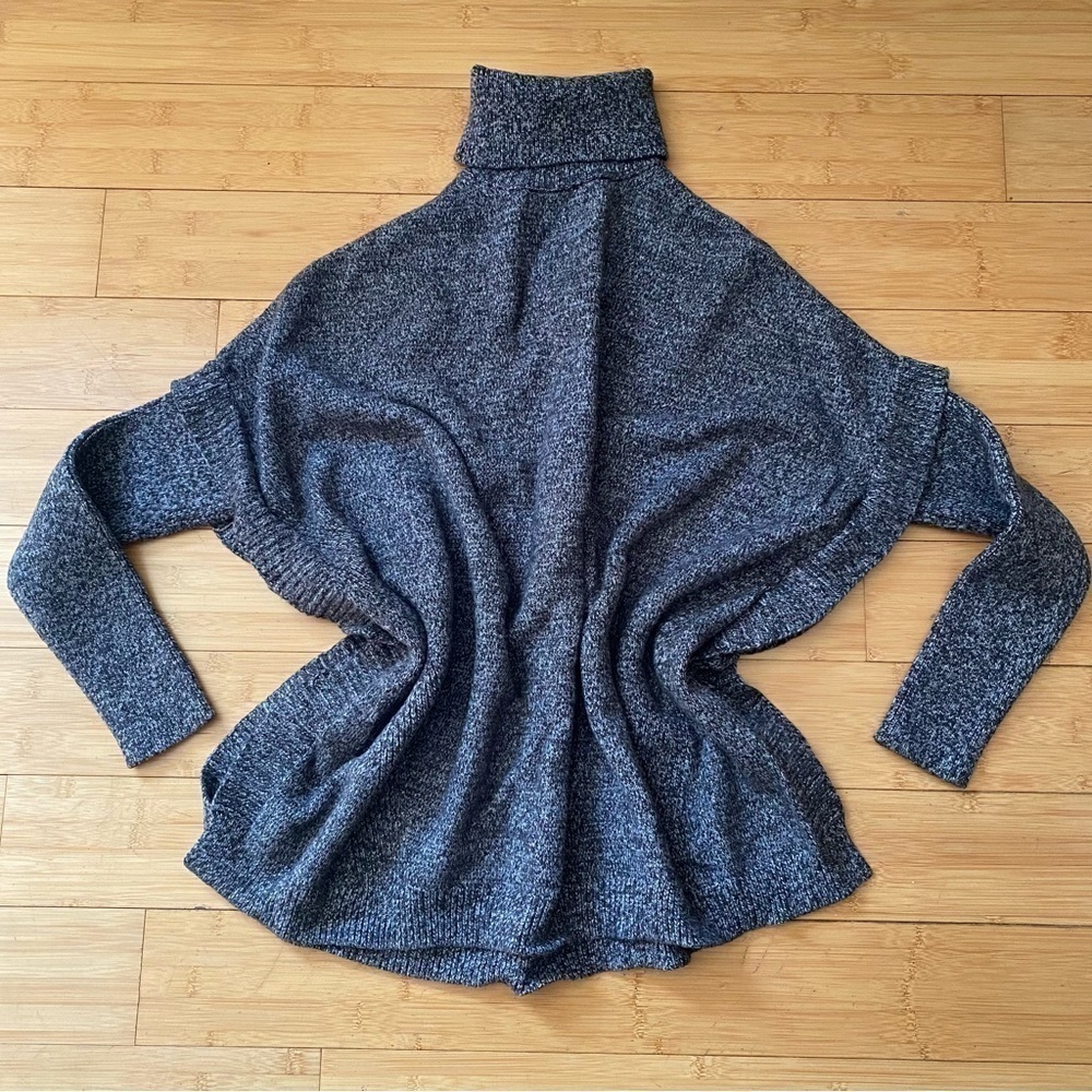 Halston soft knitted dark grey sweater with ribbed design on sides‌‌